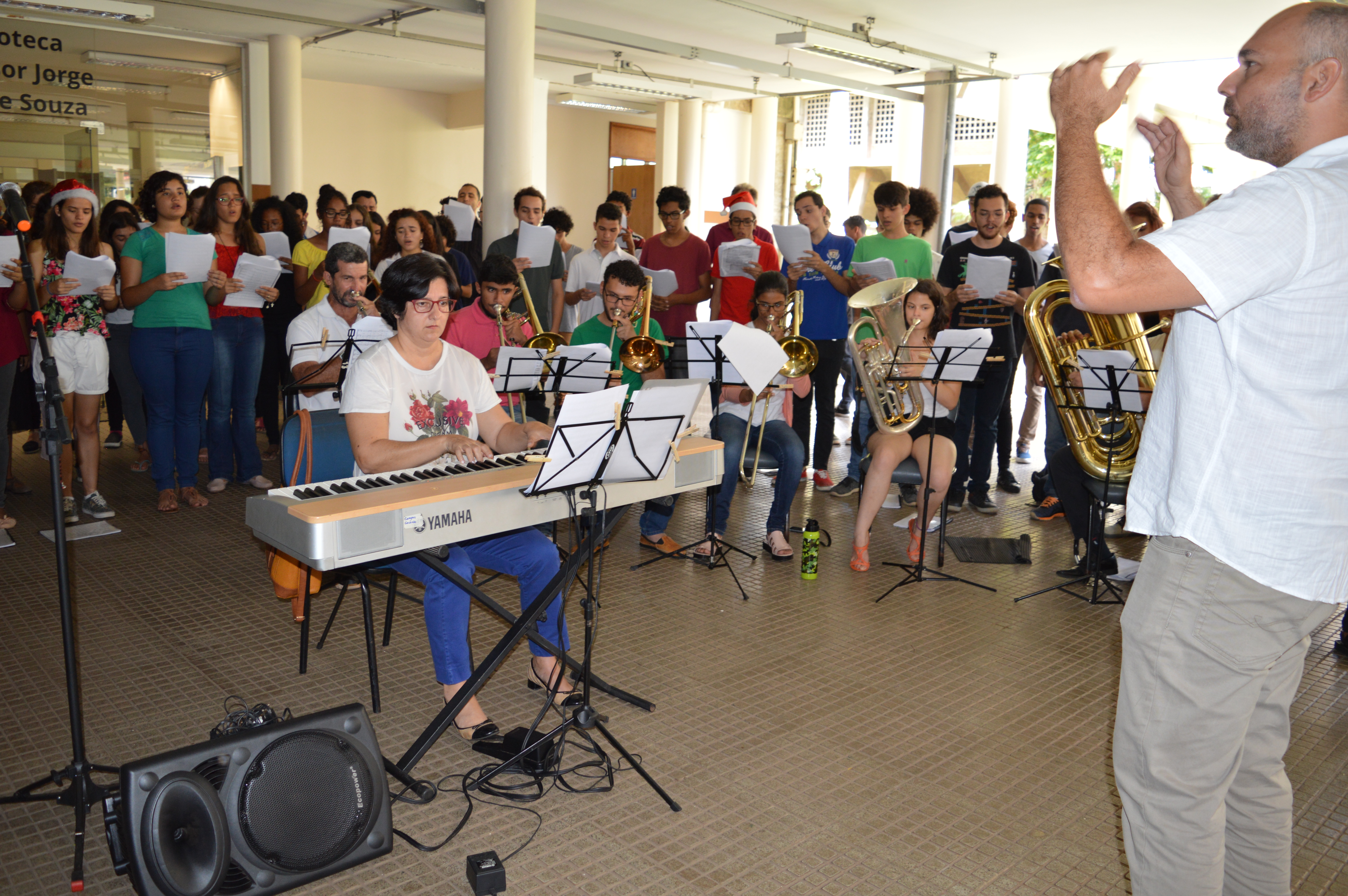 As apresentações musicais com repertório natalino foram realizadas nesta quarta, 20, em frente à biblioteca do Câmpus Goiânia.